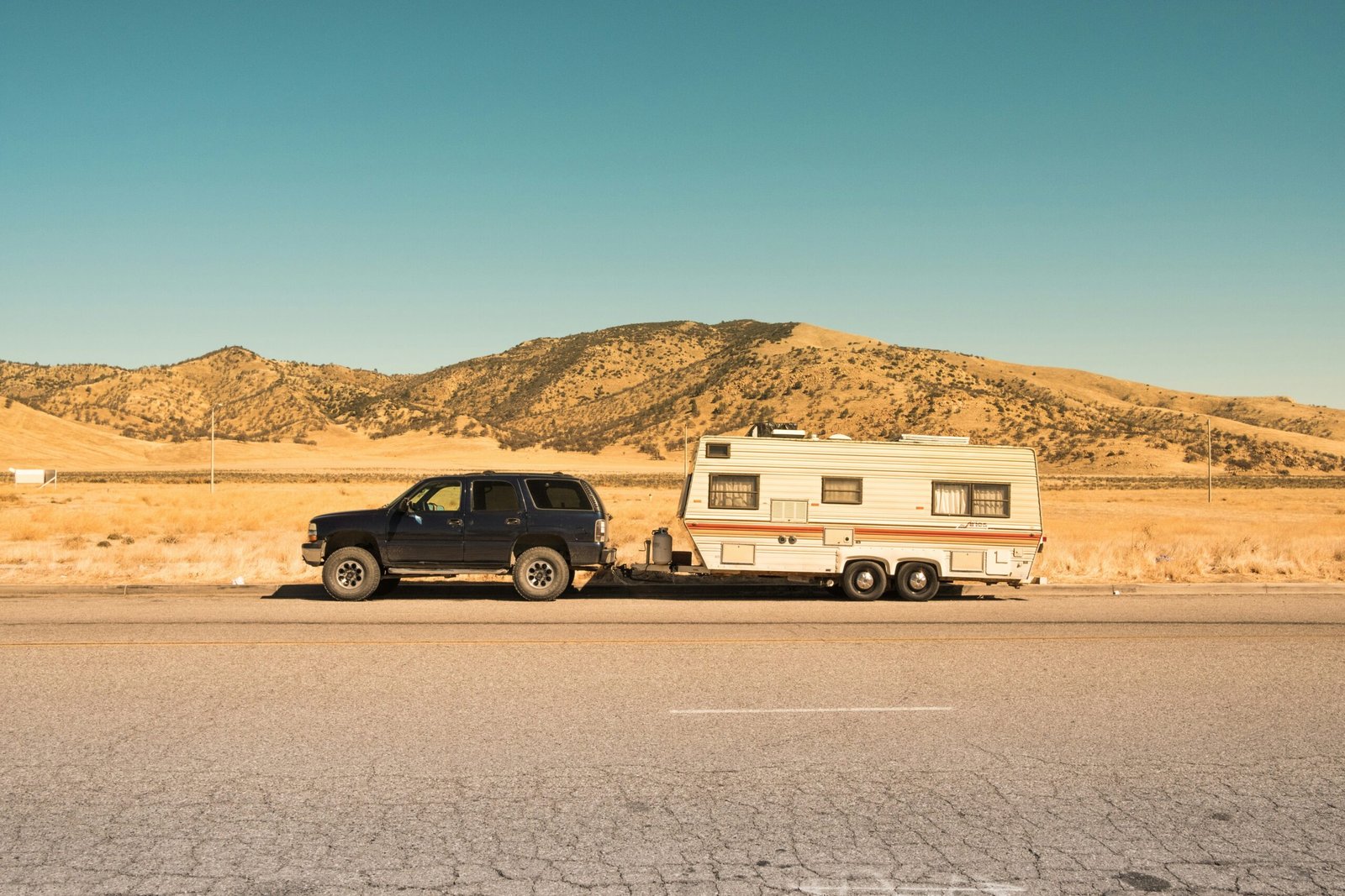 Off Grid Trailers Complete Guide to Choosing the Right One featuring off-grid living, solar power, water storage, trailer layouts, and outdoor travel.