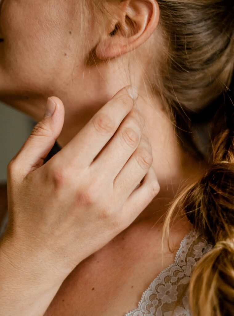 How to Get a Crick Out of Your Neck Causes, Quick Fixes & Recovery Tips guide to neck stiffness, gentle stretches, pain relief, posture, and recovery.