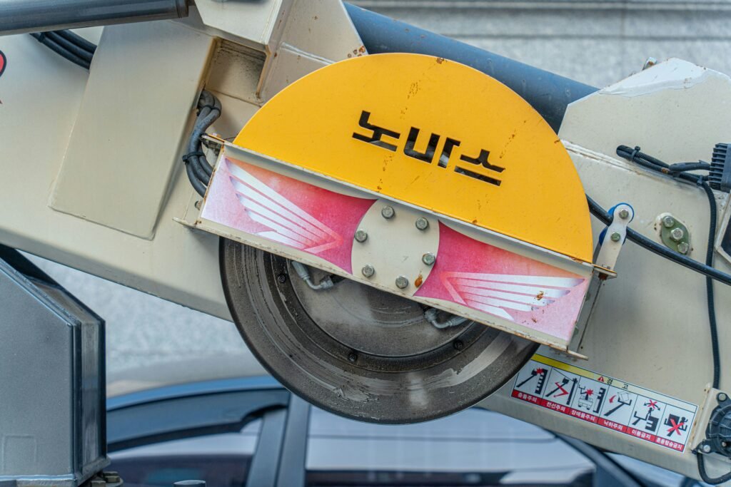 Electric Concrete Saw How to Choose, Use, and Cut Concrete Safely guide to electric saws, diamond blades, cutting depth, dust management, PPE, and safety.