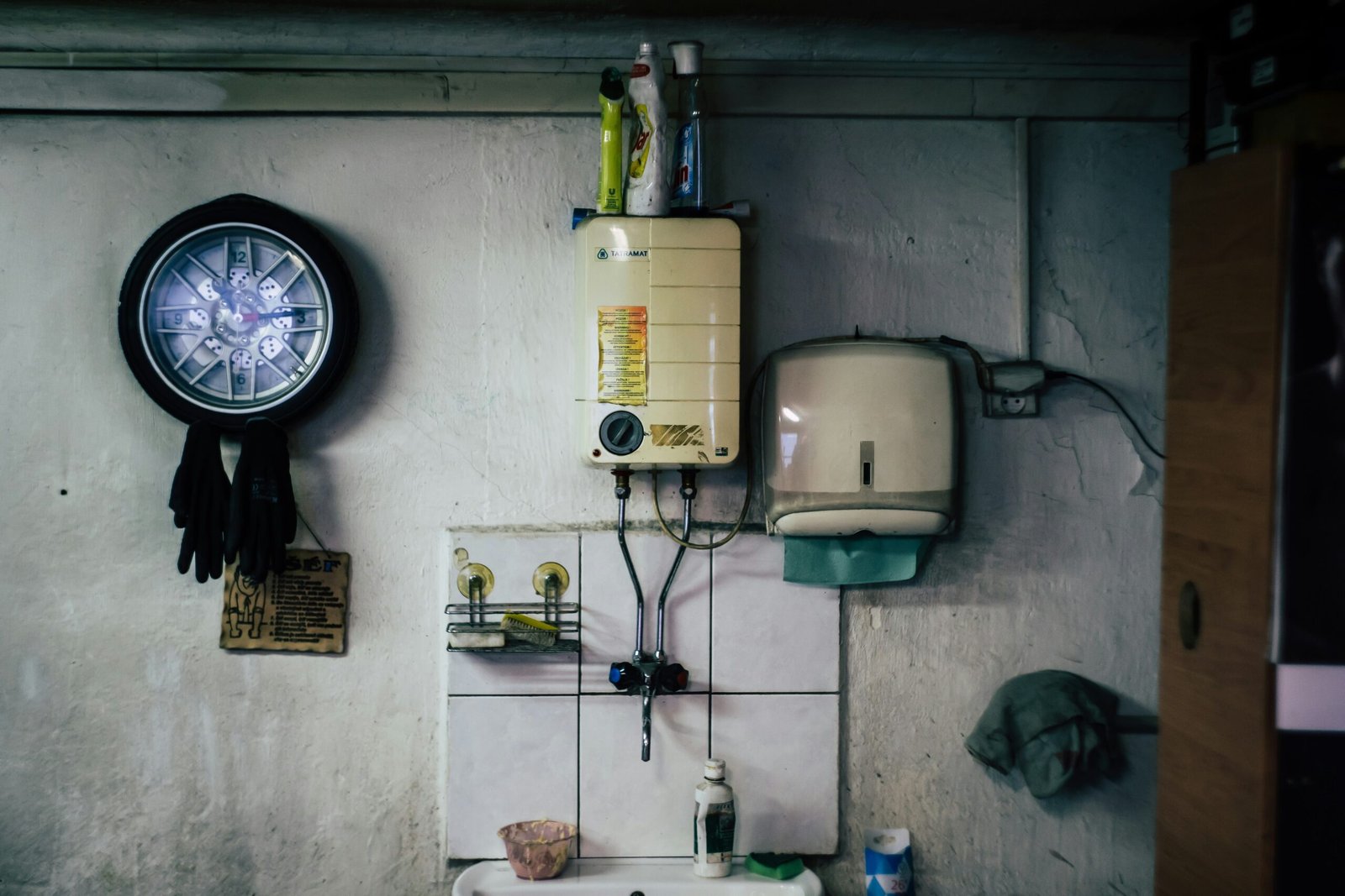 How Long Does a Water Heater Take to Heat Up? Critical Factors & Heating Times featuring heating times, water heater types, tank sizes, recovery rates, and efficiency.