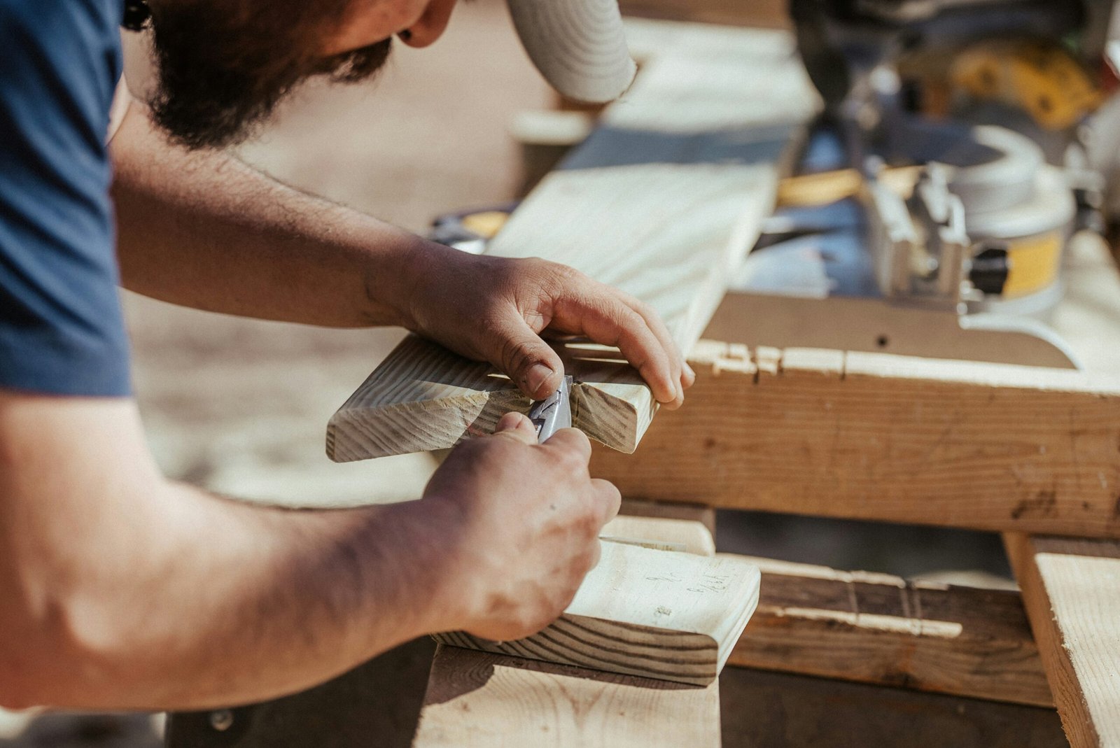 How Is Wood Cut When Ripping With a Table Saw? A Safe Step-by-Step Guide featuring table saw setup, fence alignment, wood ripping, and safe cutting techniques.