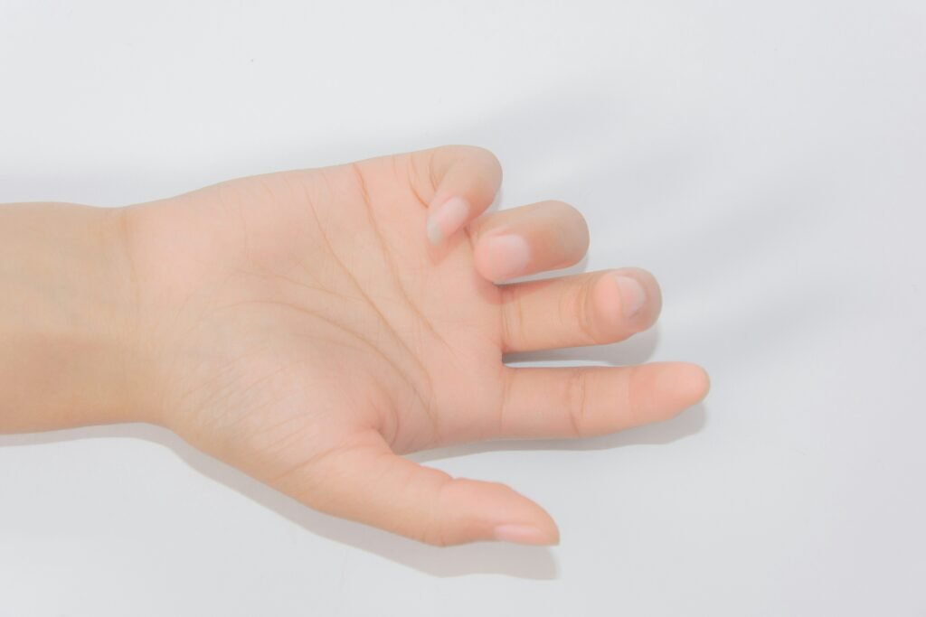 How to Get a Splinter Out of Your Finger Safely guide featuring splinter extraction, hygiene, wound care, and warning signs.
